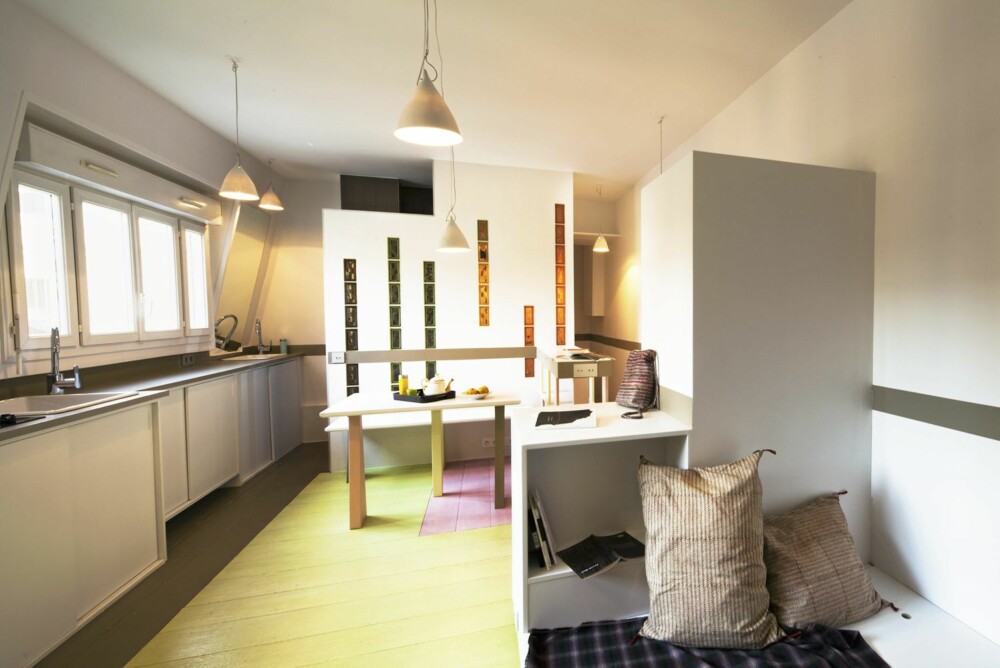 SKAPPLASS: Den lille leiligheten har oppbevaringsmuligheter under kjøkkenbenken.