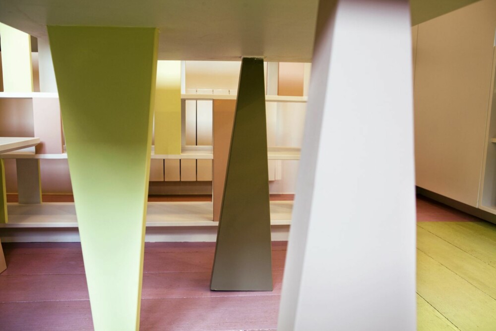 SPESIALDESIGN: Interiørarkitekten tok utgansgpunkt i i de pastellfargede gulvene da hun designet og fargesatte møblene til hele leiligheten. De geometriske formene er gjennomgående.