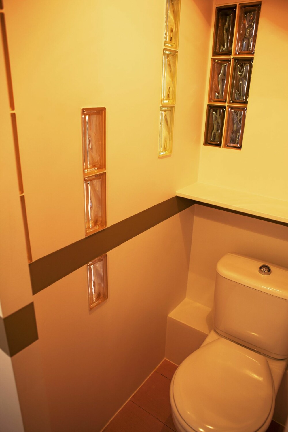TOALETT: De pastellfargede glasskubene gir et spesielt lys på toalettet.