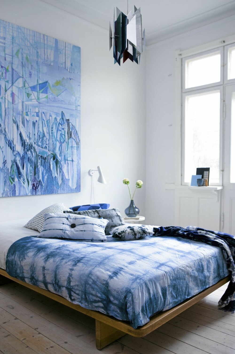 FIRKANTTEKNIKK: På sengeteppet er det brukt en firkantet teknikk. Maleriet er av Ida Settergren. Sengen er designet av Børge Mogensen. Taklampen heter Tivoli og er designet av Simon P Henningsen.