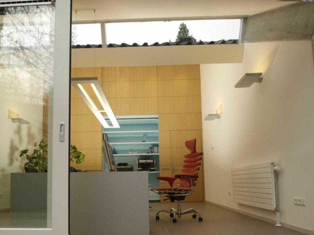 LYS OG GLASS: Stripen med glass i taket vender mot sør, og fyller kontoret med dagslys.