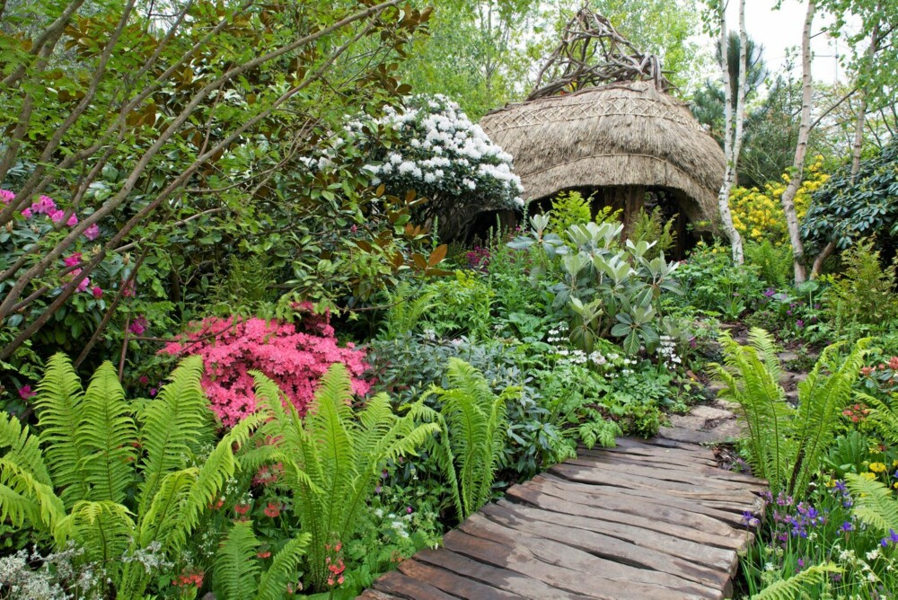 EVENTYRLIG: Den eventyraktige hagen Furzey Gardens designet av Chris Beardshaw er beplantet med lyng og surjordsplanter.