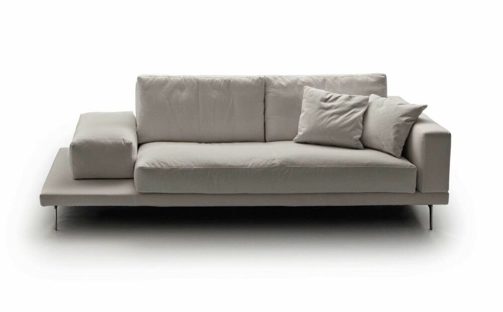 NY LINK. Blant årets nyheter i Milano er sofaen Link som du kan få både i tekstil eller skinn, vibieffe.com