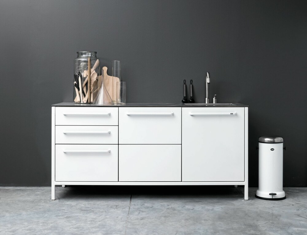 METALLKJØKKEN: Danske Vipp kommer nå med kjøkken i metall, fås i både hvitt og svart.