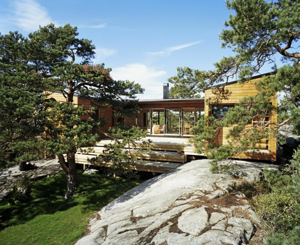 EN PLASS I SOLEN: Arkitekt Marianne Borge tegnet hytta med blant annet en uteplasss som skjermes av to bygningsvolumer.