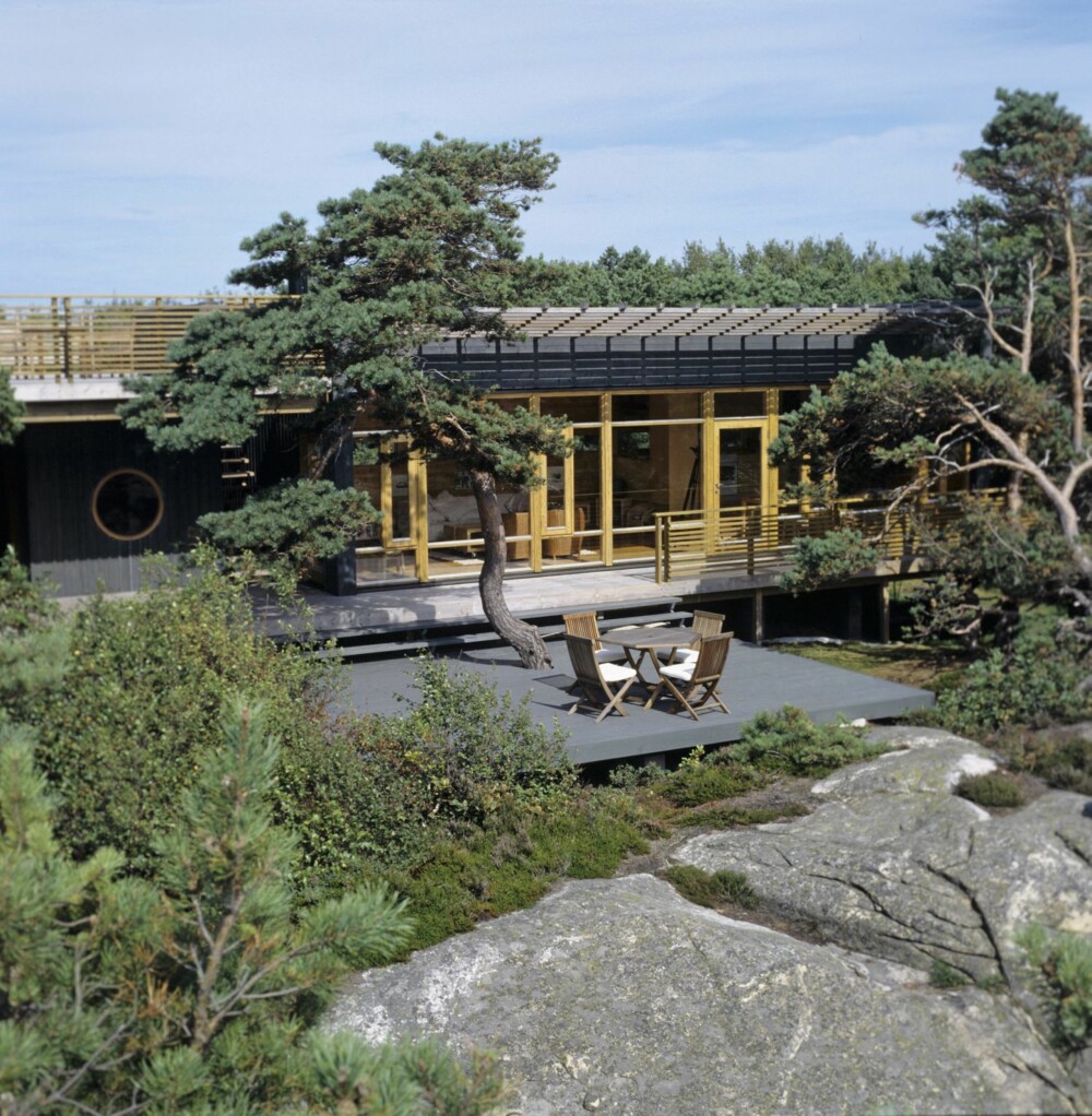 TO KULE TERRASSE: Hytta kryper sammen og forsvinner nesten i Kragerø-skjærgården. Legg merke til at den har to terrasser; en på taket og en på bakken. TO KULE TERRASSE: Hytta kryper sammen og forsvinner nesten i Kragerø-skjærgården. Legg merke til at den har to terrasser; en på taket og en på bakken.