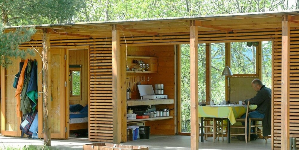 FULL FRIHET UNDER TAK: Sommerhytta med den langsmale utdedelen er tegnet arkitektene Jostein Bjørndal og Trine Faye Lund. FULL FRIHET UNDER TAK: Sommerhytta med den langsmale utdedelen er tegnet arkitektene Jostein Bjørndal og Trine Faye Lund.