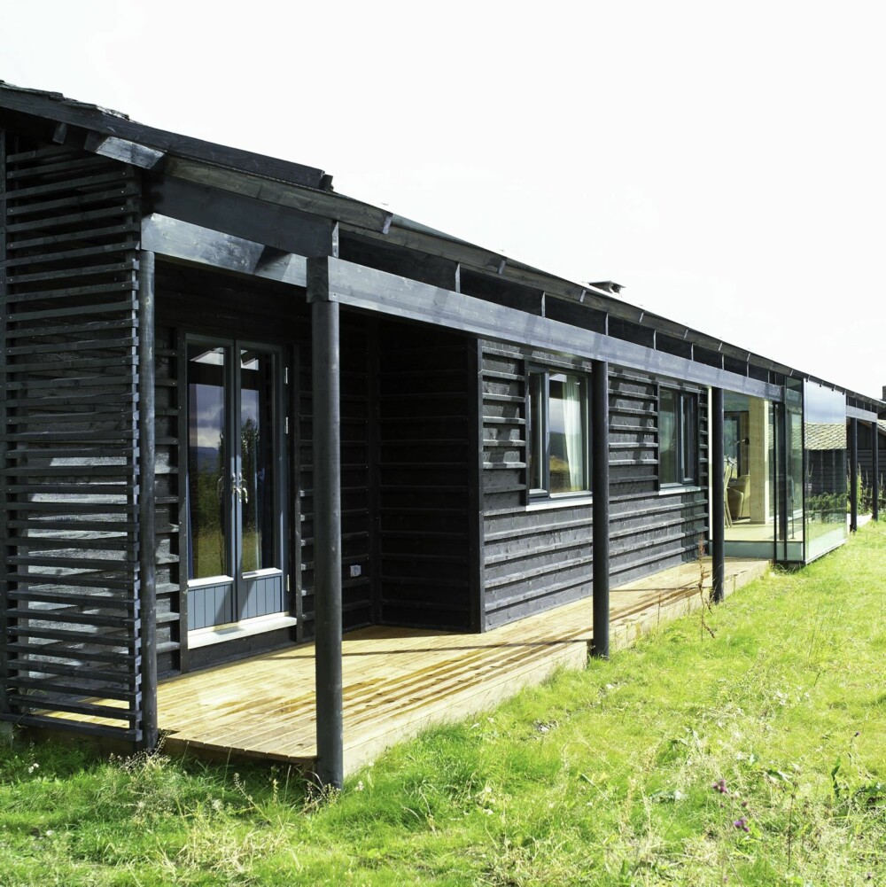 EN MODERNE SVALGANG UTEPLASS: Arkitekt Kim Skaara tegnet hytta med en delvis innglasset svalgang. Den likner den i gamle norske tømmerbygninger, men den slipper inn mer lys. EN MODERNE SVALGANG UTEPLASS: Arkitekt Kim Skaara tegnet hytta med en delvis innglasset svalgang. Den likner den i gamle norske tømmerbygninger, men den slipper inn mer lys.
