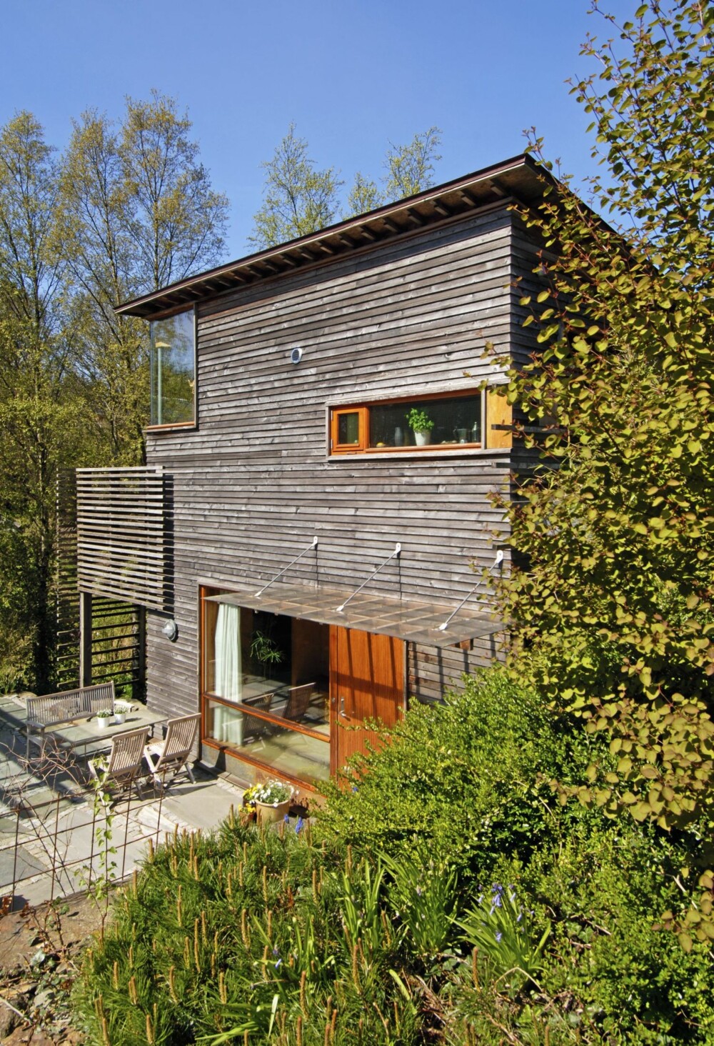 HELT TOPP MED TERRASSE PÅ BAKKEN: Arkitektene Hilde Haga og Rune Grrov tegnet dette huset med blant annet en utplass som fyller flere funksjoner.