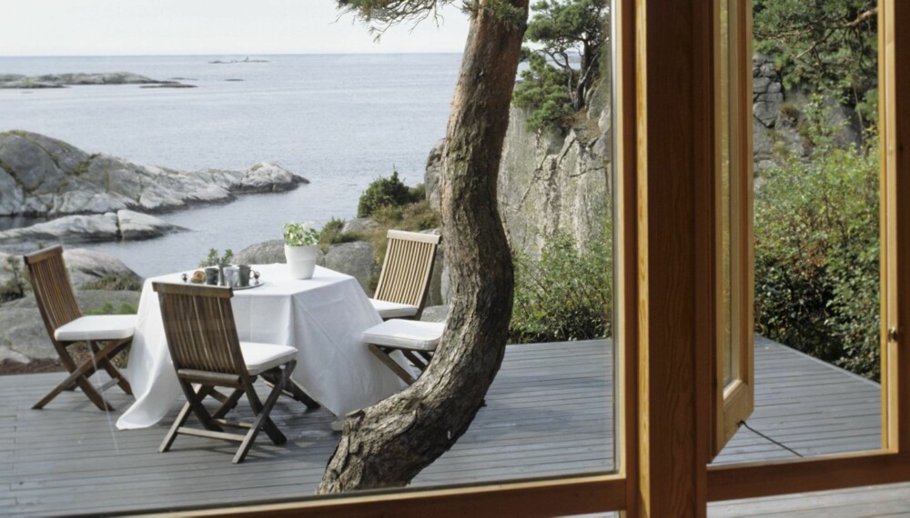 IDYLL UT MOT HAVET: Her her du hvordan arkitekt Brit S. Bødtker lar stuen, uteplassen og utsikten fra hytta spille sammen - uten å hogge et eneste av de gamle, krokete furutrærne som sto på tomten. Dette et er drømmested for de som setter naturen i høysetet. IDYLL UT MOT HAVET: Her her du hvordan arkitekt Brit S. Bødtker lar stuen, uteplassen og utsikten fra hytta spille sammen - uten å hogge et eneste av de gamle, krokete furutrærne som sto på tomten. Dette et er drømmested for de som setter naturen i høysetet.