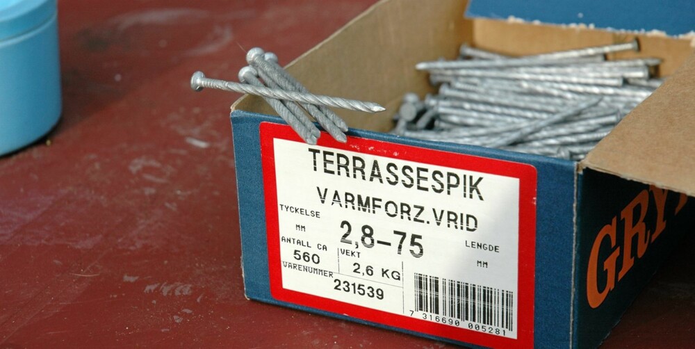 VRIDD SPIKER: Problemet med at spikeren jekker seg opp over tid, unngår du med vridd spiker. Men har du først slått inn en slik spiker, er de omtrent umulige å få opp, og gir deg således bare ett forsøk på å feste bordet. VRIDD SPIKER: Problemet med at spikeren jekker seg opp over tid, unngår du med vridd spiker. Men har du først slått inn en slik spiker, er de omtrent umulige å få opp, og gir deg således bare ett forsøk på å feste bordet.
