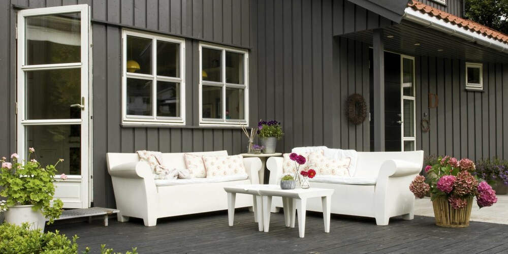 PLASTSOFAER PÅ TREPLATTING: De hvite sofaene er designet av designerkongen Philippe Starck, og trenger minimalt vedlikehold. PLASTSOFAER PÅ TREPLATTING: De hvite sofaene er designet av designerkongen Philippe Starck, og trenger minimalt vedlikehold.