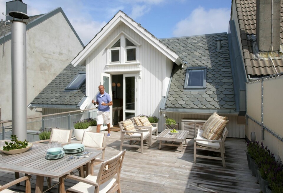 SKJERMET TERRASSE INNTIL SVEITSERHUSET: Rekkverk i stål og glass er brukt mot panel og skifertak. Det er god plass på den 35 kvm terrassen. Bord og stoler fra danske Skagerak.