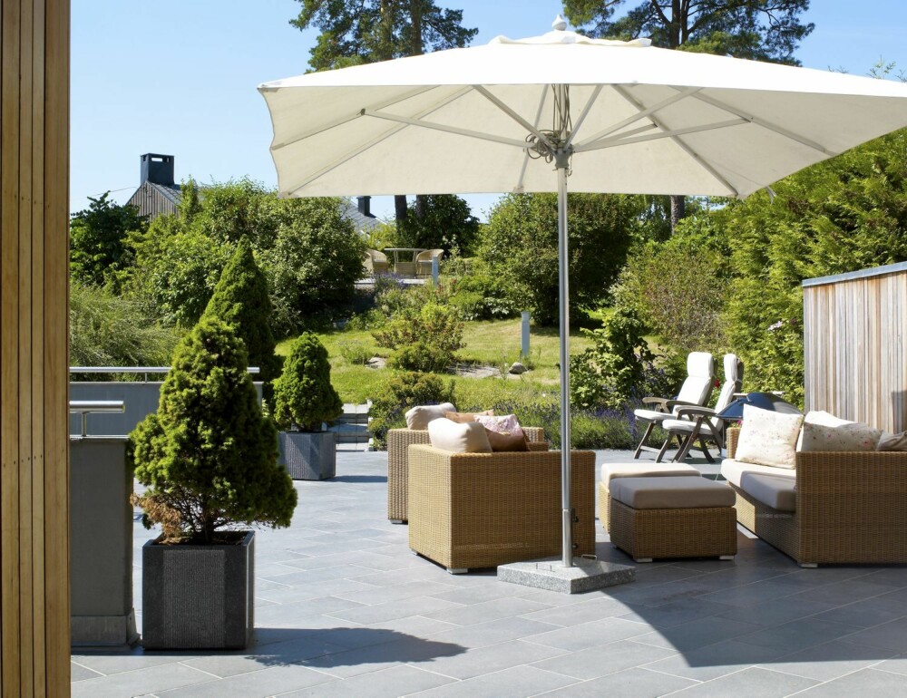 TERRASSE MED STENGULV: Terrassen på Snarøya i Bærum er innredet i flere soner. TERRASSE MED STENGULV: Terrassen på Snarøya i Bærum er innredet i flere soner.