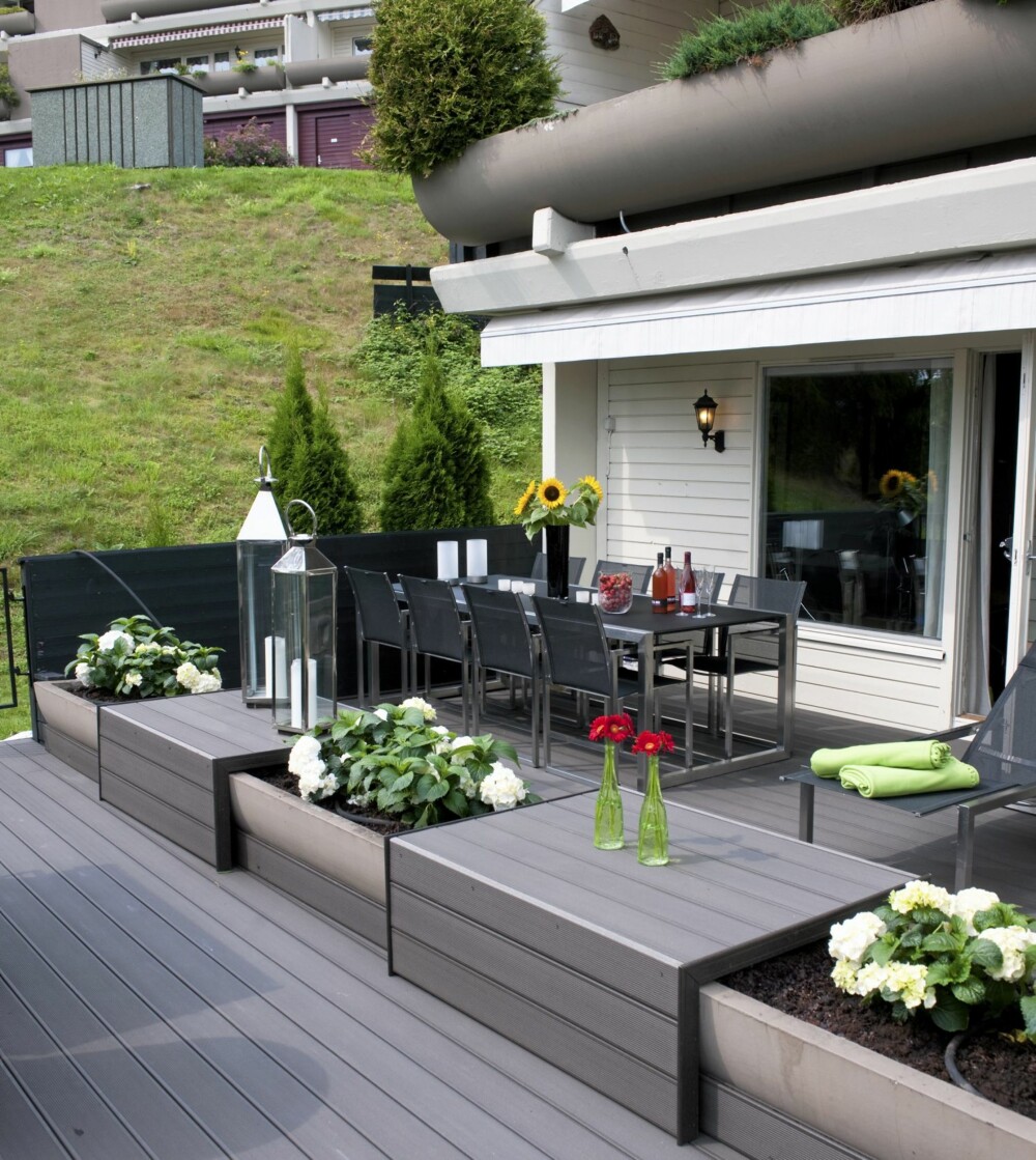 TERRASSEKASSE: Den tradisjonelle balkongkassen i betong er kledd med tre slik at det er blitt sitteplasser på sidene. TERRASSEKASSE: Den tradisjonelle balkongkassen i betong er kledd med tre slik at det er blitt sitteplasser på sidene.