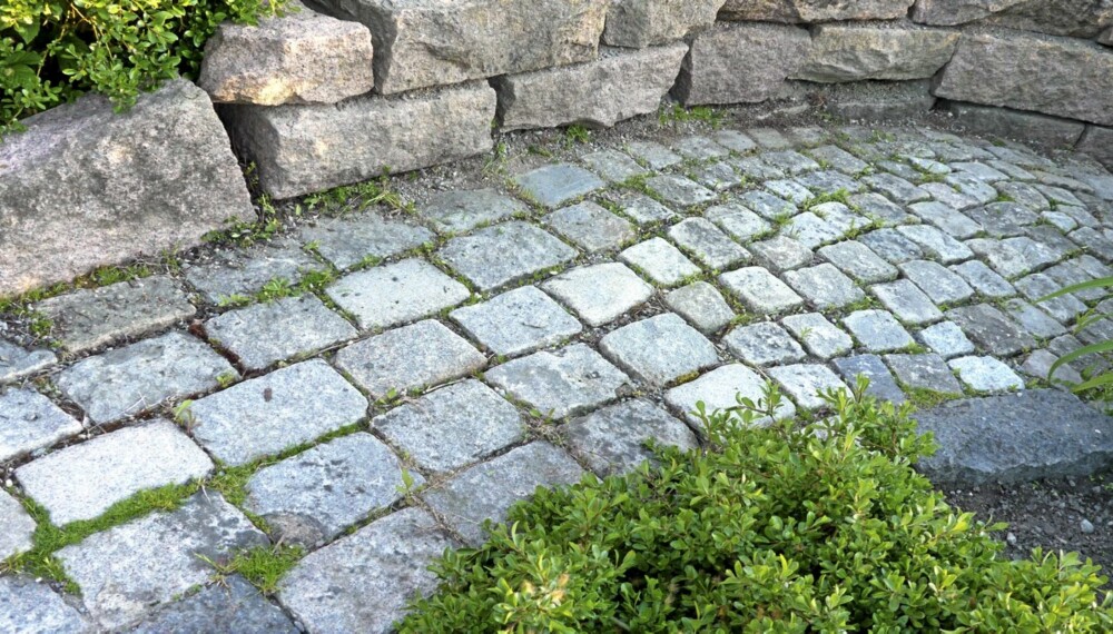 LEGGE BROSTEIN: Dersom du vil legge brostein av granitt i hagen, har vi en enkel oppskrift du kan følge.