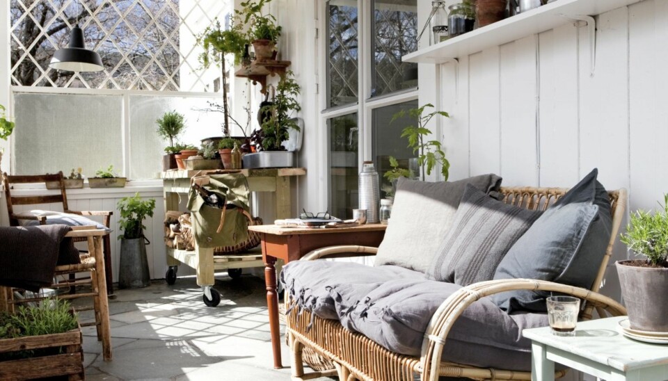 VERANDA MED SJEL: Etter noen runder på loppemarkeder har verandaen endelig blitt slik Trine Thorsen hadde forestilt seg. Krakken, sidebordet og sofaen er alt fra loppemarked.