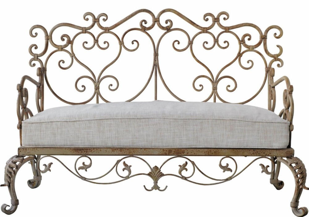 HERSKAPELIG: Romantisk benk i metall med pute , 138 cm lang. Kr 5995, cutencoolhouse.com HERSKAPELIG: Romantisk benk i metall med pute , 138 cm lang. Kr 5995, cutencoolhouse.com