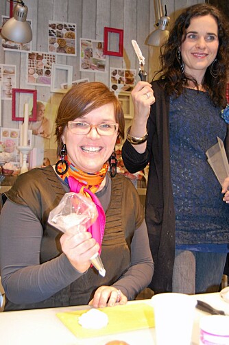 FORNØYDE: Redaksjonssjef Eva og redigerer Gunhild storkoser seg med pyntingen. FORNØYDE: Redaksjonssjef Eva og redigerer Gunhild storkoser seg med pyntingen.