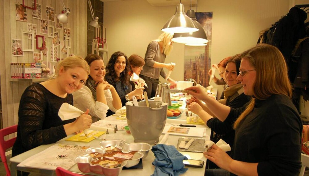 HELDIGE VINNERE: Ti lesere fikk være med BoligDrøm på cupcakekurs. Fra venstre: Camilla, Sunniva, redigerer Gunhild, redaksjonssjef Eva, Celine, Rakel, Britt og Pernille.