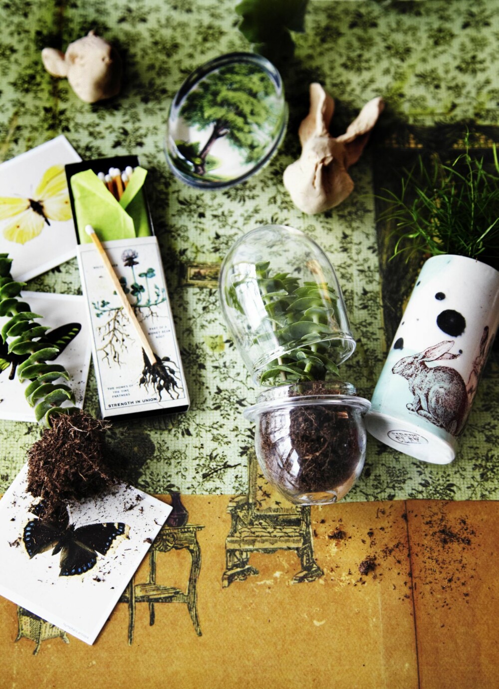 GRØNT PÅ SKRIVEBORDET: Ha en enkel miniplante i en liten klokke, for eksempel en sukkulent. Klokke og kaninvase fra Designer Zoo, memorybrikkene fra Designdelikatessen. Styling: Nicoline Olssen. GRØNT PÅ SKRIVEBORDET: Ha en enkel miniplante i en liten klokke, for eksempel en sukkulent. Klokke og kaninvase fra Designer Zoo, memorybrikkene fra Designdelikatessen. Styling: Nicoline Olssen.