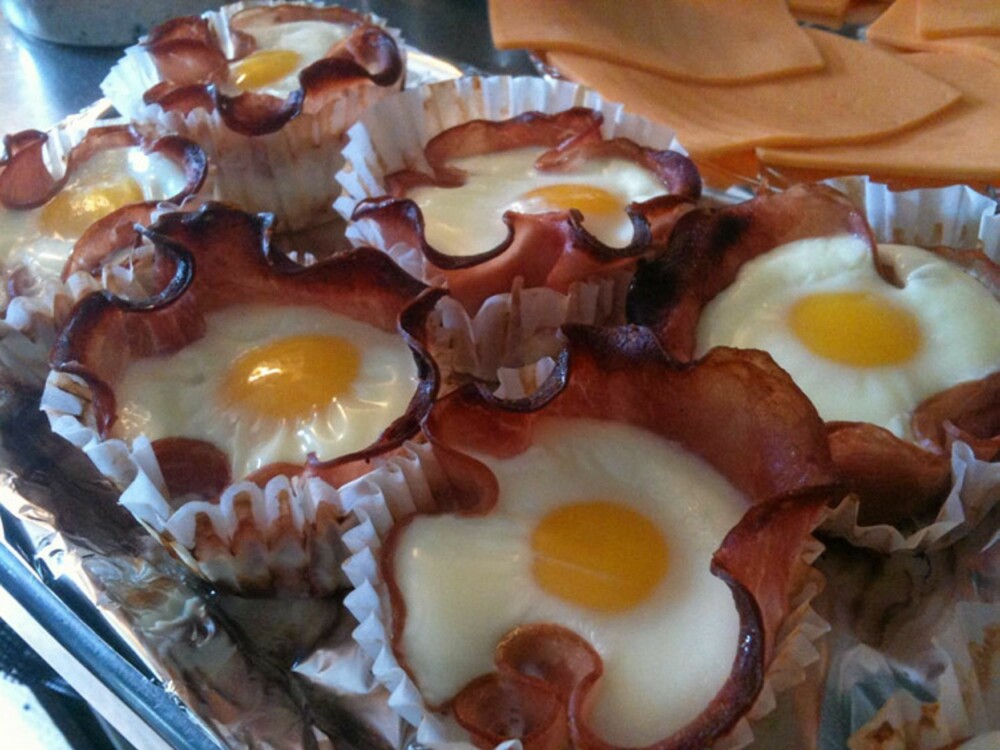 FROKOST ELLER DESSERT: Denne kan vel strengt tatt ikke kalles en kake, men formen er kjent. Egg og bacon-cupcakes fant jeg på siden Awesomegalore.com. Kult!!