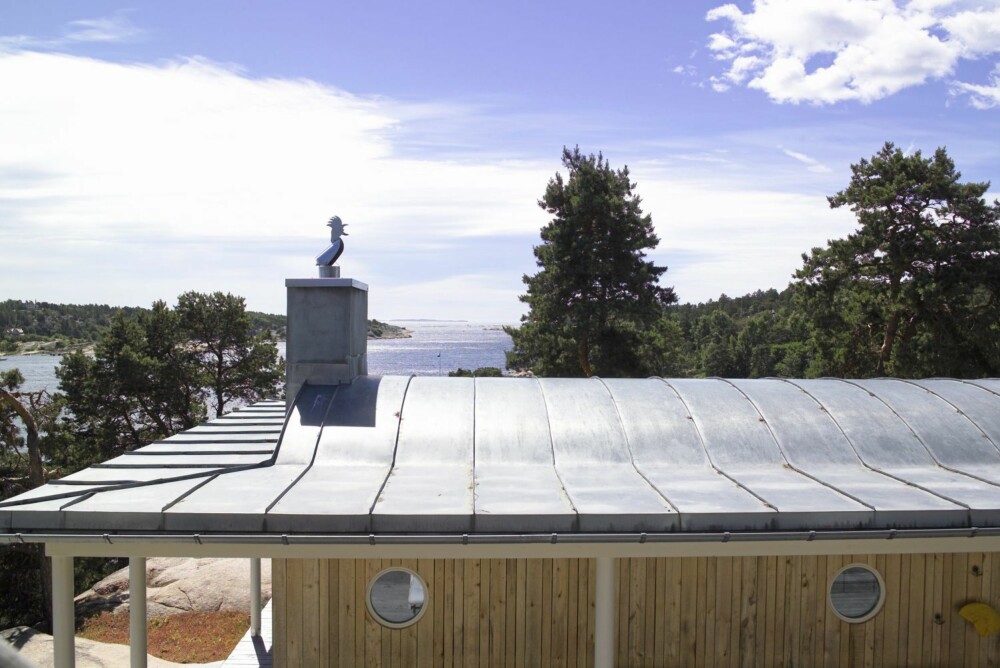 SINK PÅ TOPPEN: Det buete tønnehvelvet er kledd med mattgrå sinkplater. De er solide, vakre og fargen passer utmerket til sjøen i horisonten. SINK PÅ TOPPEN: Det buete tønnehvelvet er kledd med mattgrå sinkplater. De er solide, vakre og fargen passer utmerket til sjøen i horisonten.