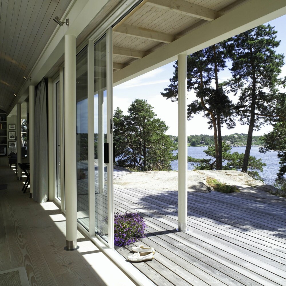 SMEKKERT OG LEKKERT: Her ser du hvordan hovedhytta åpner seg makismalt mot sjøen. Dette er arkitektur av høy klasse. Legg merke til de smekre søylene som bærer taket. SMEKKERT OG LEKKERT: Her ser du hvordan hovedhytta åpner seg makismalt mot sjøen. Dette er arkitektur av høy klasse. Legg merke til de smekre søylene som bærer taket.
