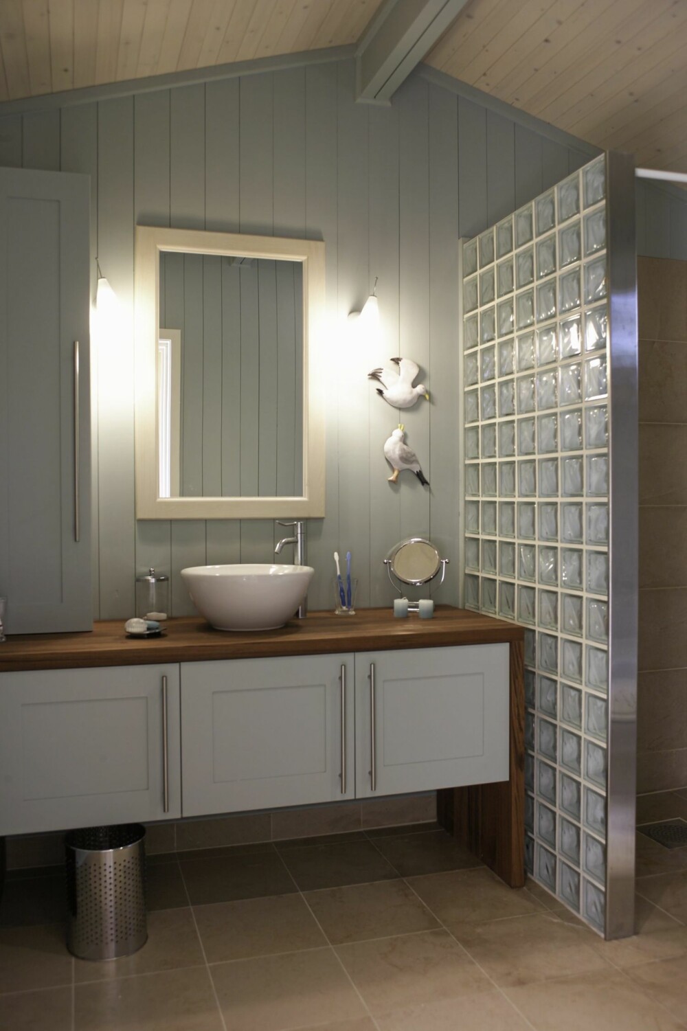 ET VELVÆREROM: Badet er også innredet i en behersket, rolig stil. ET VELVÆREROM: Badet er også innredet i en behersket, rolig stil.