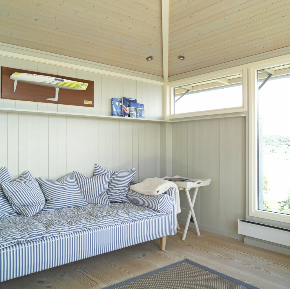 HIMMELSK PÅ TOPPEN: Rommet på toppen av tårnet er møblert og innredet på en elegant, maritim måte. Dette er et sted hvor du opplever lyset, himmelen og havet ekstra sterkt. HIMMELSK PÅ TOPPEN: Rommet på toppen av tårnet er møblert og innredet på en elegant, maritim måte. Dette er et sted hvor du opplever lyset, himmelen og havet ekstra sterkt.