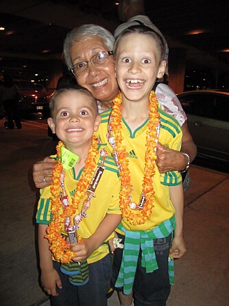 PÅ HAWAII:  Anton Manoa og Edvard Ikaikan sammen med  "Tutu" (bestemor) da familien landet på Hawaii i  fjor sommer.