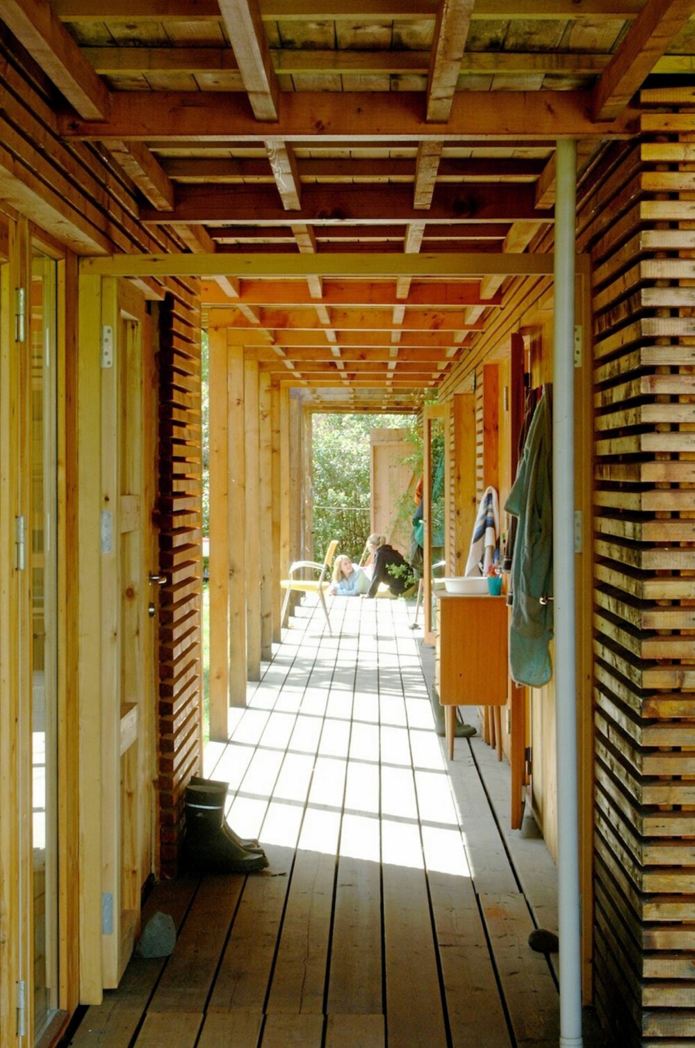 ET LANGSTRAKT HUS: Se hvor lett og elegant svalgangen er bygget opp. Diverse boder ligger helt i enden av denne "togvognen". ET LANGSTRAKT HUS: Se hvor lett og elegant svalgangen er bygget opp. Diverse boder ligger helt i enden av denne "togvognen".