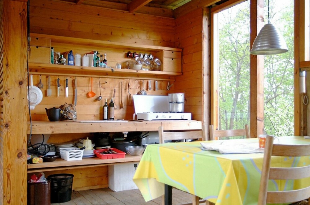 ET ROM FOR GODE OPPLEVELSER: Utekjøkkenet har en utpreget enkel og effektiv innredning. Dette er den perfekte ramme for vår- og sommermåltider. ET ROM FOR GODE OPPLEVELSER: Utekjøkkenet har en utpreget enkel og effektiv innredning. Dette er den perfekte ramme for vår- og sommermåltider.