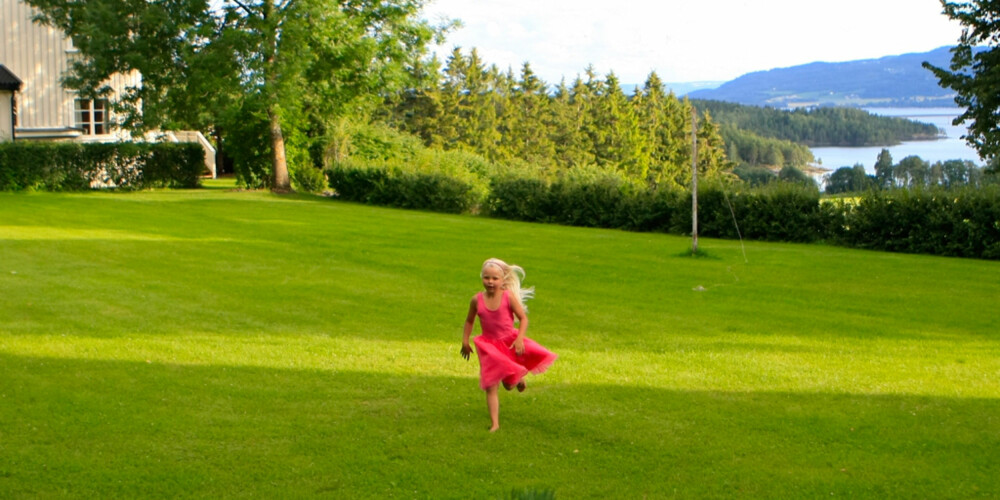 LØPEPLASS: Ikke fyll hagen med møbler og grillutstyr, gi barna rom til å løpe og leke også.