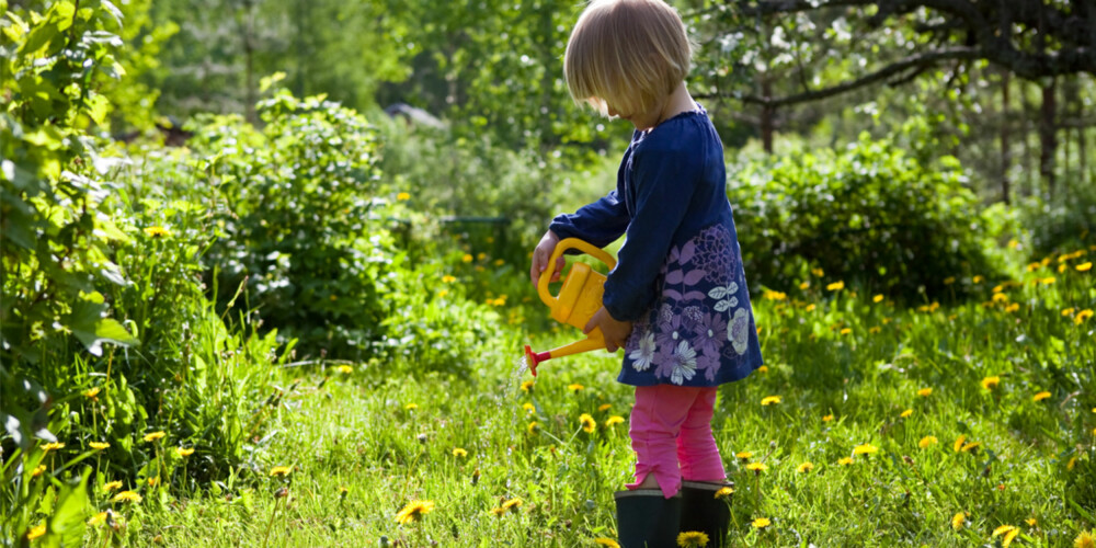 SPIRE OG GRO: Barn synes det er morsomt å få hjelpe til med stell i hagen.