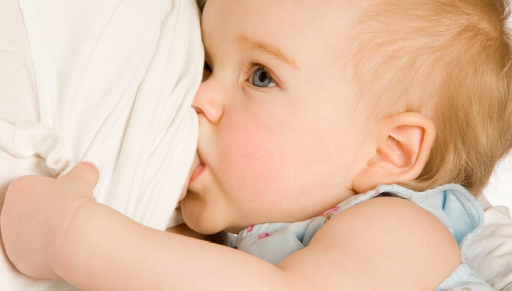 SÅ LENGE BØR DU AMME: Kun to prosent av norske mødre fullammer til babyen er 6 måneder. Mange starter å gi spedbarn mat så snart spedbarnet har passert 4 måneder. SÅ LENGE BØR DU AMME: Kun to prosent av norske mødre fullammer til babyen er 6 måneder. Mange starter å gi spedbarn mat så snart spedbarnet har passert 4 måneder.