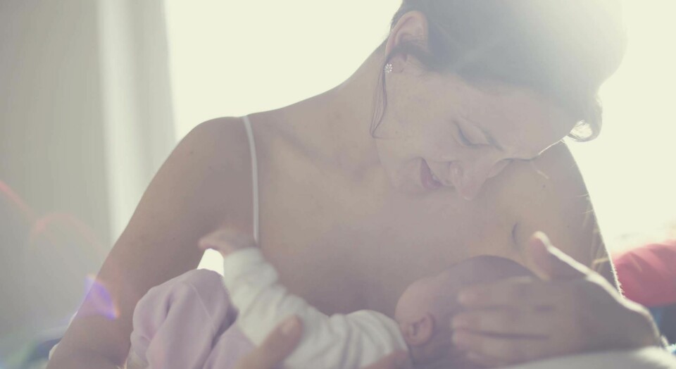 BABY VIL IKKE AMME: Det er ikke uvanlig med urolige babyer på kvelden, og heller ikke at de trenger litt hjelp til å få riktig sugeteknikk på brystet. FOTO: Getty Images.