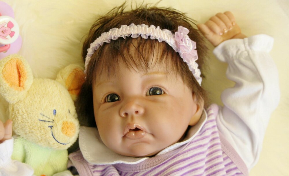 REBORNDUKKE LISE: Har glassøyne, håndsydd hår og bruker babyklær i størrelse 56 (pluss noe i størrelse 50).
