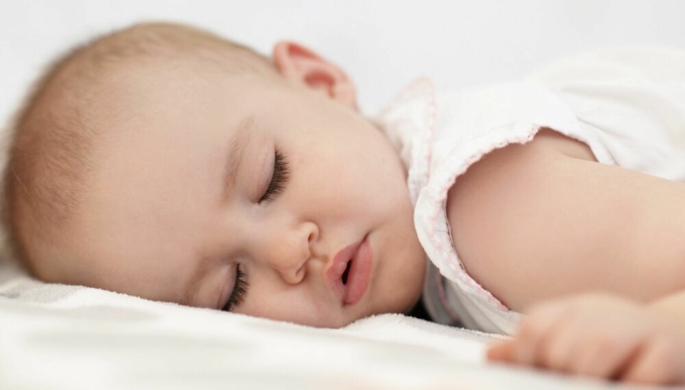 BABY SOM SOVER PÅ MAGEN: Babyer som sover på magen eller på siden er trolig mer utsatt for krybbedød.