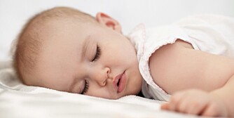 FEIL SIDE: Spedbarn skal aldri sove på magen da faren for overoppheting er større.