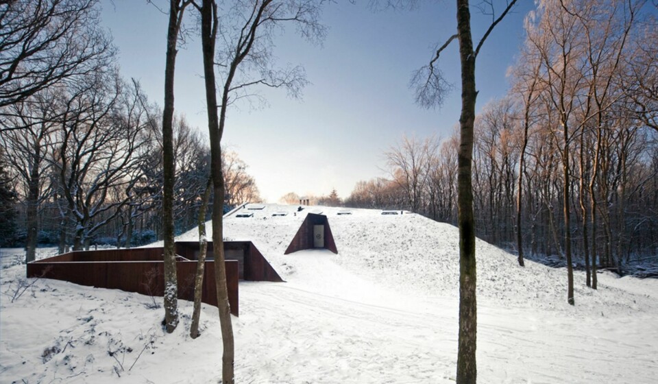 SPREKK I FJELLET: Inngangen til huset er gjennom en åpning i fjellet.
