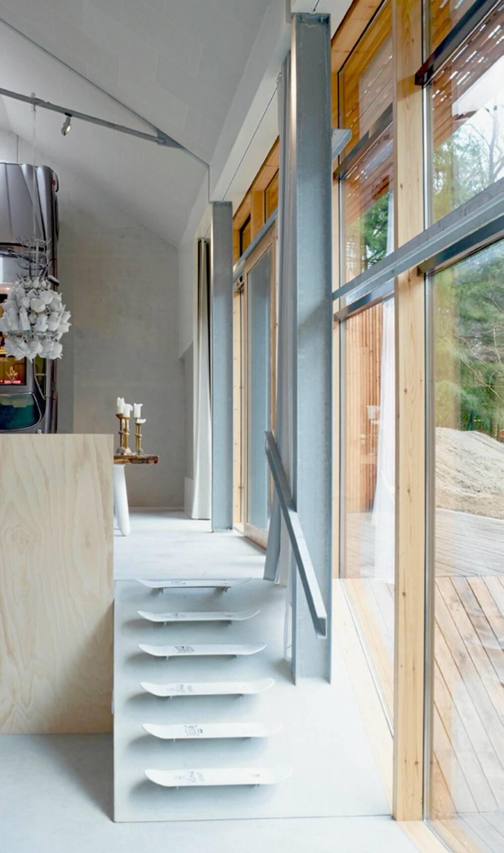 ARTIGE OVERRASKELSER: Huset er fullt av finurlige løsninger slik som disse trappetrinnene formet som skateboard.