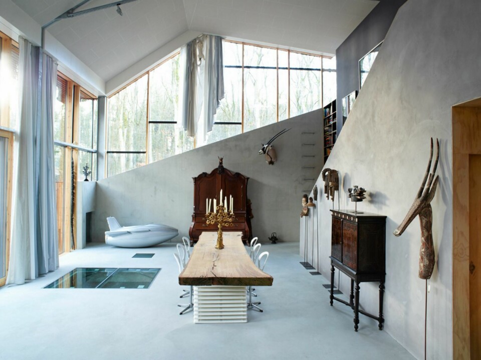 SØREGET INTERIØR: Interiøret i huset er originalt og overraskende. Store, lyse lerret kan trekkes for de enorme vinduene som beskyttelse mot solen.