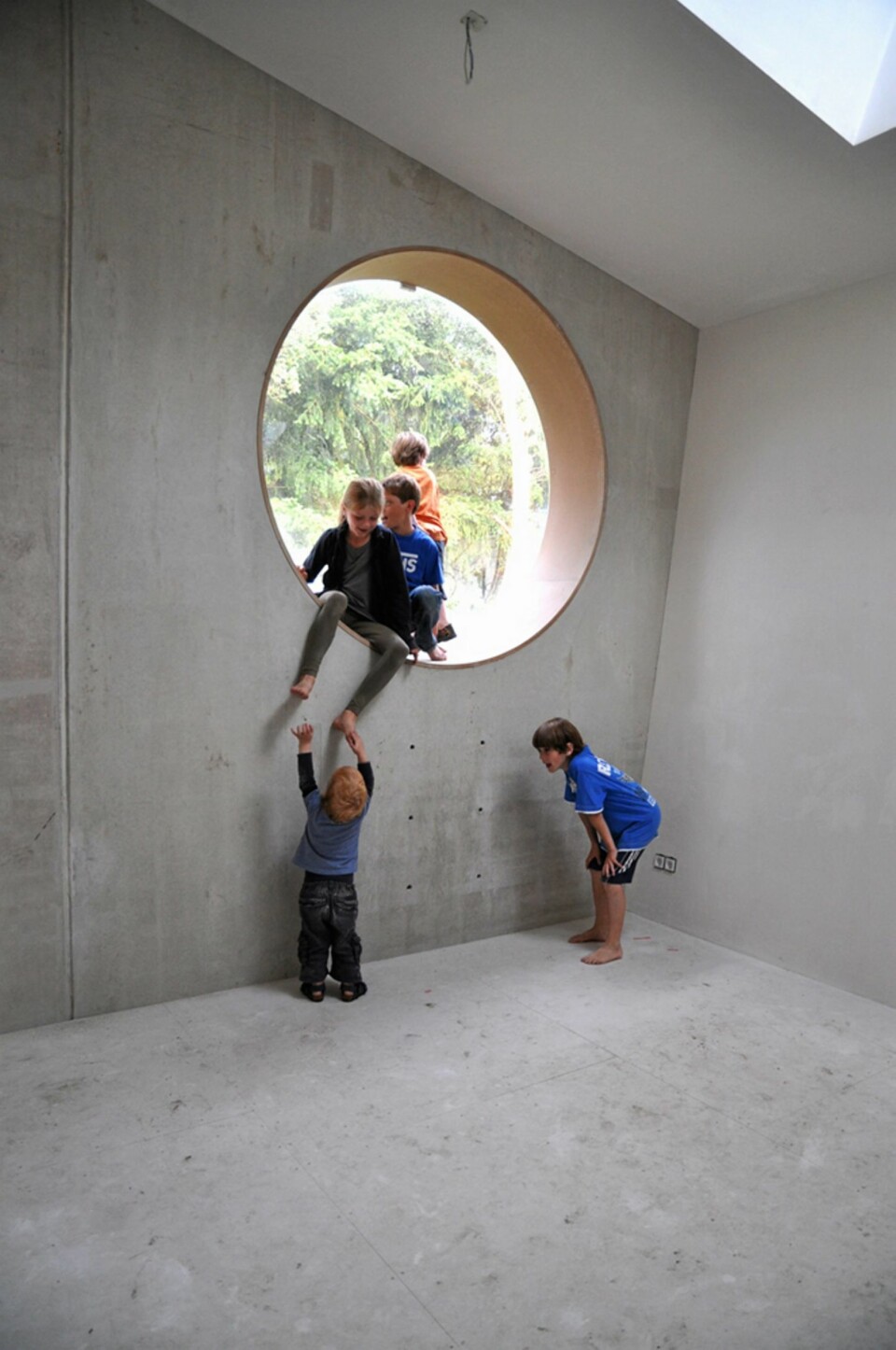 HENGE PÅ UTSIDEN: Tanken bak det utstående vinduet var at barna kan henge ut fra deres rom for å se på stjernene. Du kan sitte inne i vinduet og være bokstavelig talt utenfor huset.