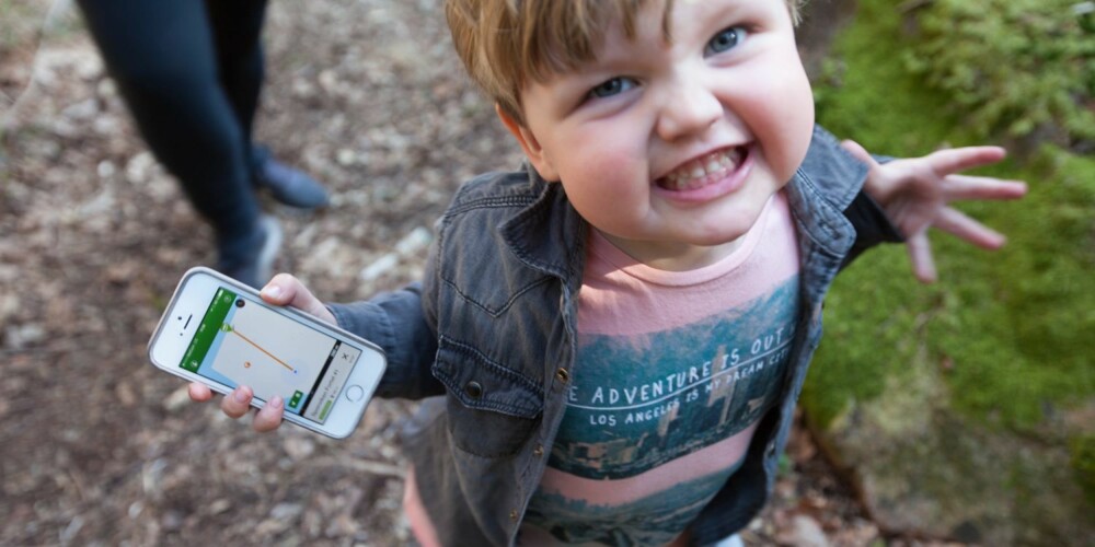 SPENNENDE SKATTEJAKT: "Snart er skatten vår," synger Ferdinand idet han følger med på mobilen hvor vi skal gå.