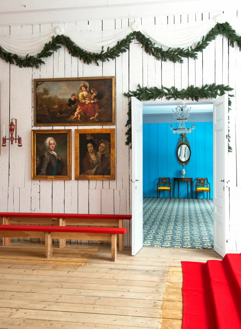 RIKSFORSAMLINGEN: En av kildene som har bidratt til forestillingen
om hvordan salen så ut, var Oscar Wergelands kjente maleri av
riksforsamlingen. Det ble malt i 1884, men da var salen tom, vinduene
endret og veggene kledd med grønt lerret. I dag er salen langt røffere
enn vi har vært vant til å se den. De gule gardinene og lysekronen
fra 1964 er borte, og sparkelen på veggene er fjernet. Tre benkerader
langs hver av veggene er redusert til to, for riksdagsmennene
beskrev i dagbøker og brev at de satt veldig trangt. RIKSFORSAMLINGEN: En av kildene som har bidratt til forestillingen
om hvordan salen så ut, var Oscar Wergelands kjente maleri av
riksforsamlingen. Det ble malt i 1884, men da var salen tom, vinduene
endret og veggene kledd med grønt lerret. I dag er salen langt røffere
enn vi har vært vant til å se den. De gule gardinene og lysekronen
fra 1964 er borte, og sparkelen på veggene er fjernet. Tre benkerader
langs hver av veggene er redusert til to, for riksdagsmennene
beskrev i dagbøker og brev at de satt veldig trangt.