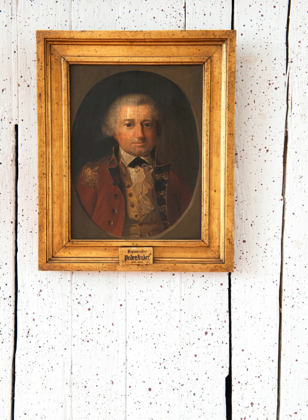 DEN FØRSTE PRESIDENTEN: Portrettet av forsamlingens første president, Peder Anker, er ett av mange som gjør sitt for å dekke de grove plankeveggene. Stenkdekoren skulle skape en illusjon av mur. De små prikkene ble skvettet på veggen med bjerkeris dyppet i gråblå og rødbrun maling, og var trolig intakt frem til 1864. DEN FØRSTE PRESIDENTEN: Portrettet av forsamlingens første president, Peder Anker, er ett av mange som gjør sitt for å dekke de grove plankeveggene. Stenkdekoren skulle skape en illusjon av mur. De små prikkene ble skvettet på veggen med bjerkeris dyppet i gråblå og rødbrun maling, og var trolig intakt frem til 1864.