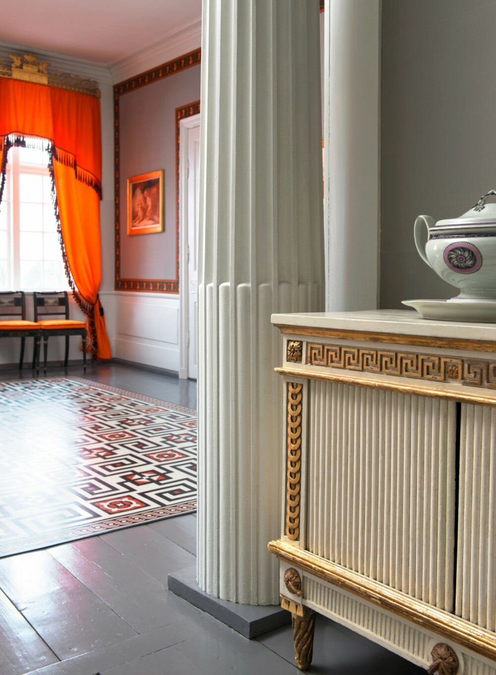 SPARSOMMELIG MØBLERT: Skjenken er et av ytterst få møbler som sto i huset våren 1814 og er tilbakeført. SPARSOMMELIG MØBLERT: Skjenken er et av ytterst få møbler som sto i huset våren 1814 og er tilbakeført.