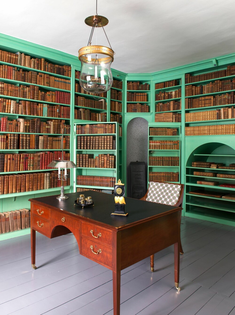 BIBLIOTEKET: I biblioteket med de mange lønndørene hadde Carsten Anker en boksamling på 5000 bind. Den grønne fargen er laget slik som i 1814, med kobberpigment. BIBLIOTEKET: I biblioteket med de mange lønndørene hadde Carsten Anker en boksamling på 5000 bind. Den grønne fargen er laget slik som i 1814, med kobberpigment.