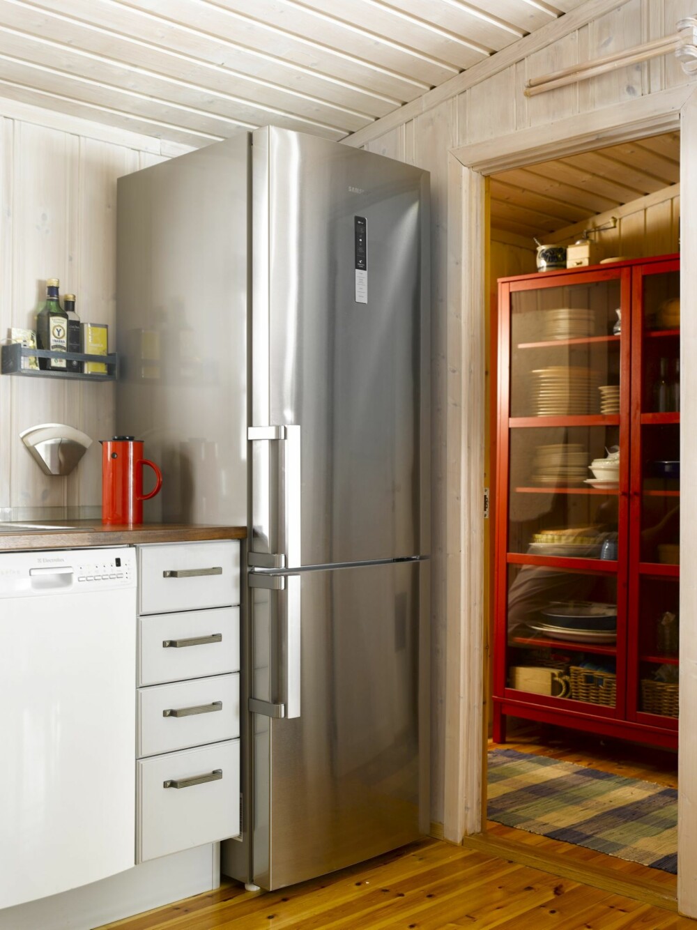 SMART LØSNING: Den praktiske L-løsningen på kjøkkenet har gitt større plass og mulighet til et romsligere kjøleskap.